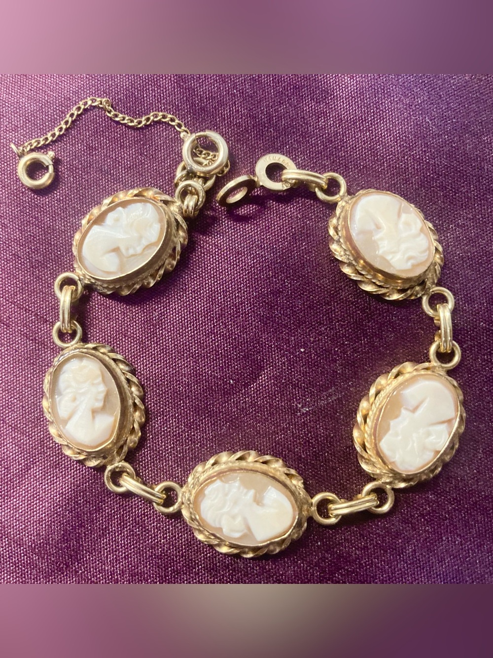 Women’s /Girls Vintage Signed Winard 12K GF Hand-Carved She’ll Cameo Bracelet